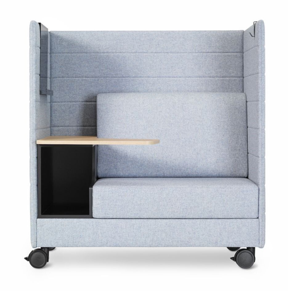 Ergonomischer Bürostuhl mit grauem Polster, integrierter Tischplatte, Rollrädern und schallabsorbierenden Seiten für dynamisches Sitzen.