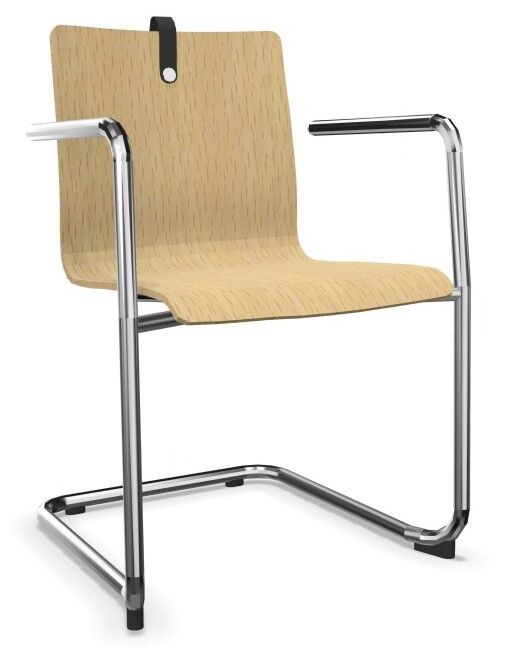 Moderner ergonomischer Bürostuhl mit hellbraunem Sitz und Rückenlehne sowie verchromten Armlehnen und Gestell.