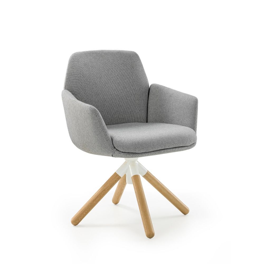 Grauer ergonomischer Stuhl mit gepolsterten Armlehnen und Holzbeinen auf weißem Hintergrund.