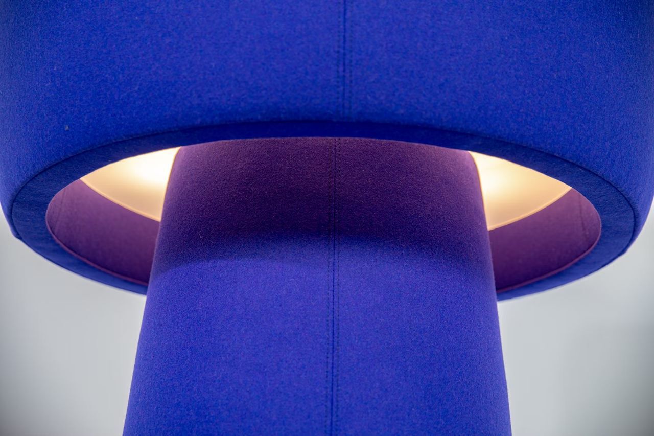 Nahaufnahme einer stilvollen blauen Lampe mit modernem, leuchtendem Design.