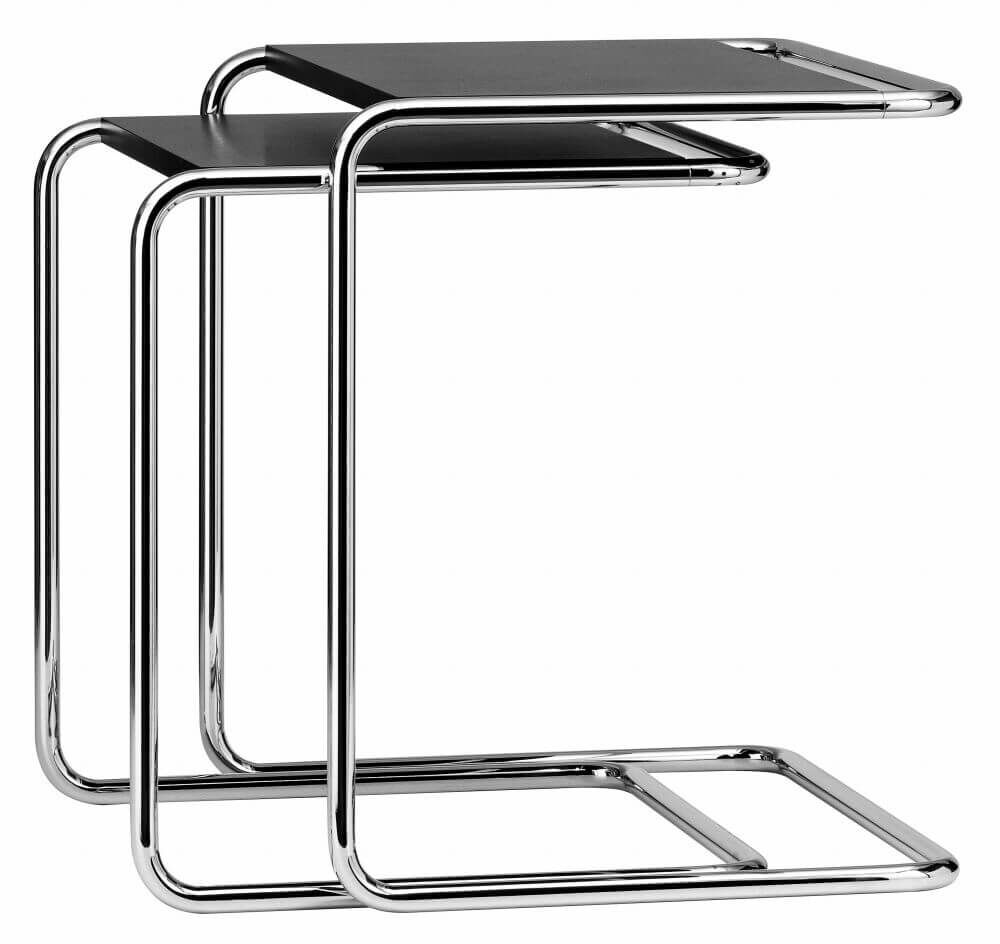 Zwei ineinandergreifende Beistelltische aus Chrom mit schwarz lackierten Oberflächen, modern und minimalistisch gestaltet.