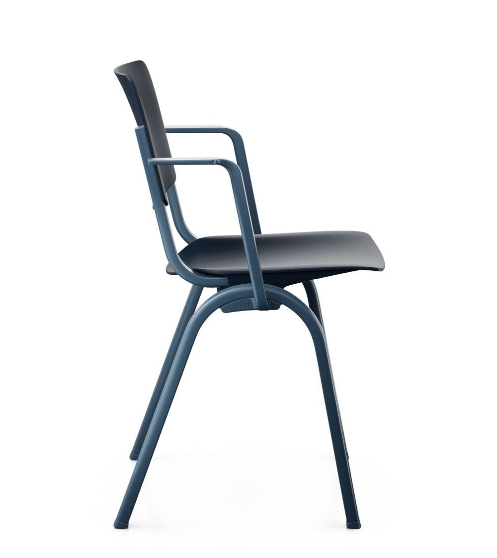 Ergonomischer Stuhl mit Armlehnen in modernem Design und blauer Farbe, Seitenansicht auf hellem Hintergrund.