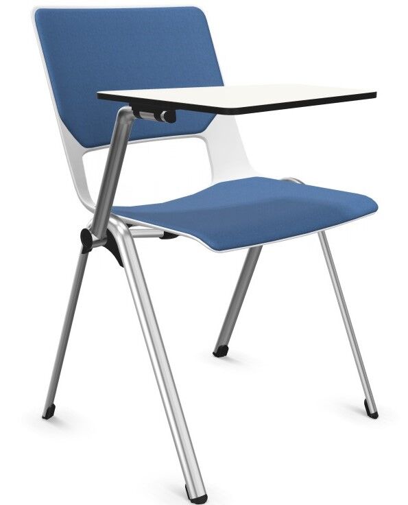 Moderner blauer Stuhl mit Metallbeinen und integriertem Klapptisch, ideal für Büro oder Konferenzräume.
