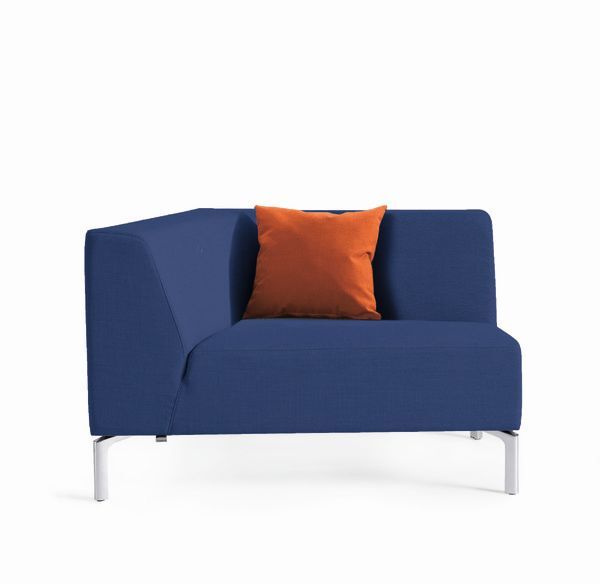 Blauer ergonomischer Sessel mit orangenem Kissen auf silbernem Gestell, modernes Design für dynamisches Sitzen.