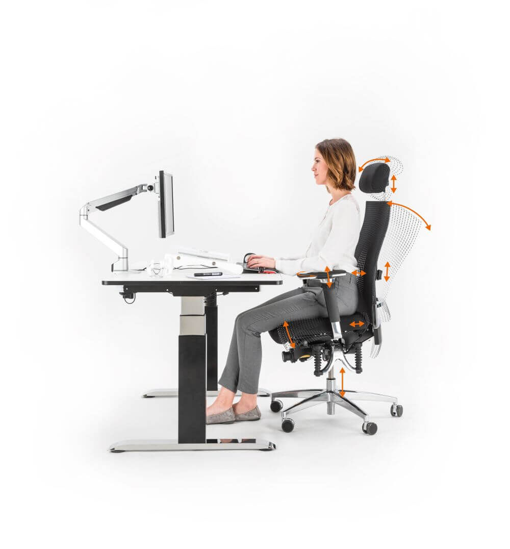 Frau sitzt ergonomisch an Schreibtisch, zeigt verstellbare Funktionen des Bürostuhls für gesundes Arbeiten.