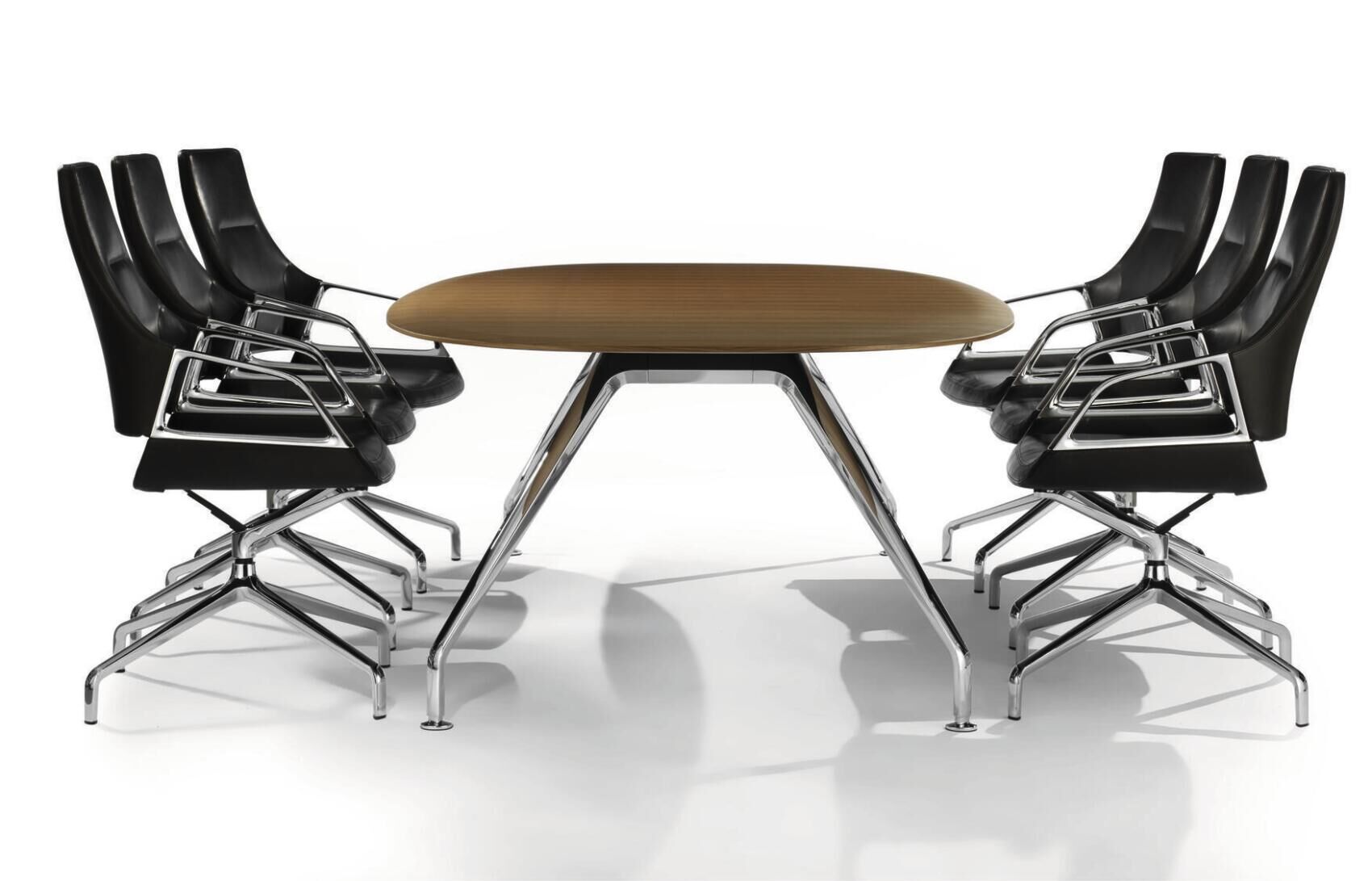 Moderner Konferenztisch mit acht schwarzen, ergonomischen Bürostühlen auf Metallgestellen in einem hellen Raum.
