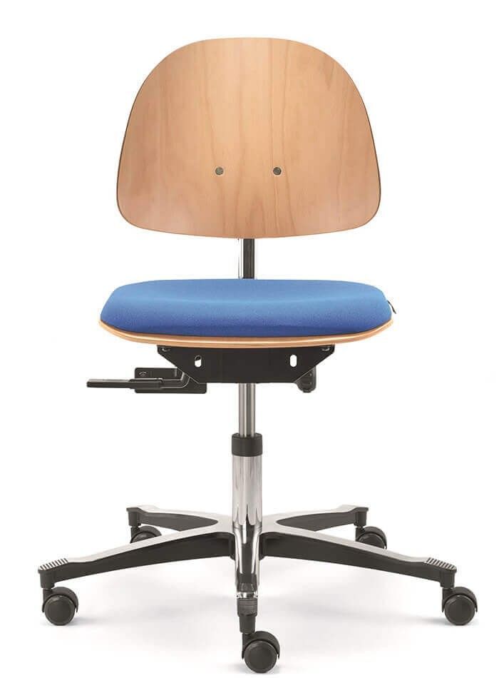 Ergonomischer Bürostuhl mit blauer Sitzfläche und verstellbarer Rückenlehne aus Holz auf Rollen.