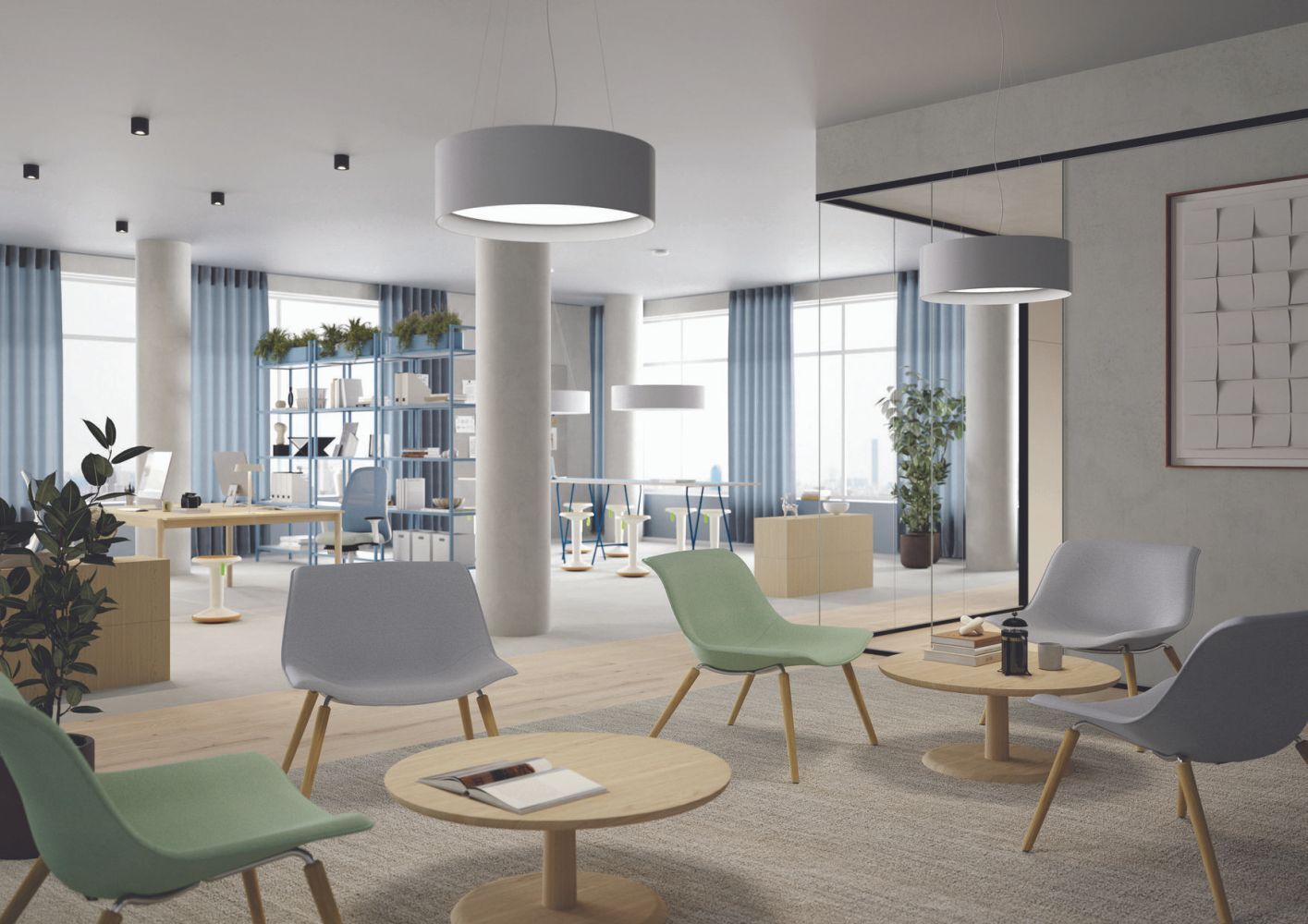 Modernes Büro mit ergonomischen Stühlen, Holztischen und Pflanzen, umgeben von großen Fenstern mit blauem Vorhang.