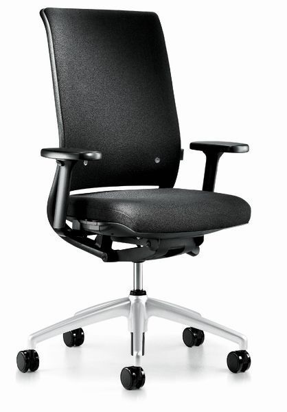 Schwarzer ergonomischer Bürostuhl mit gepolsterter Rückenlehne, verstellbaren Armlehnen und Rollenfußkreuz auf weißem Hintergrund.