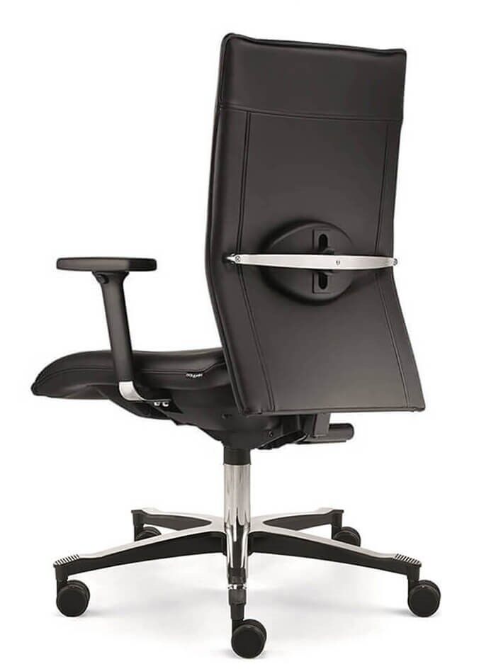Ergonomischer Bürostuhl in Schwarz, Rückansicht mit verstellbarer Rückenlehne und robustem Drehgestell.