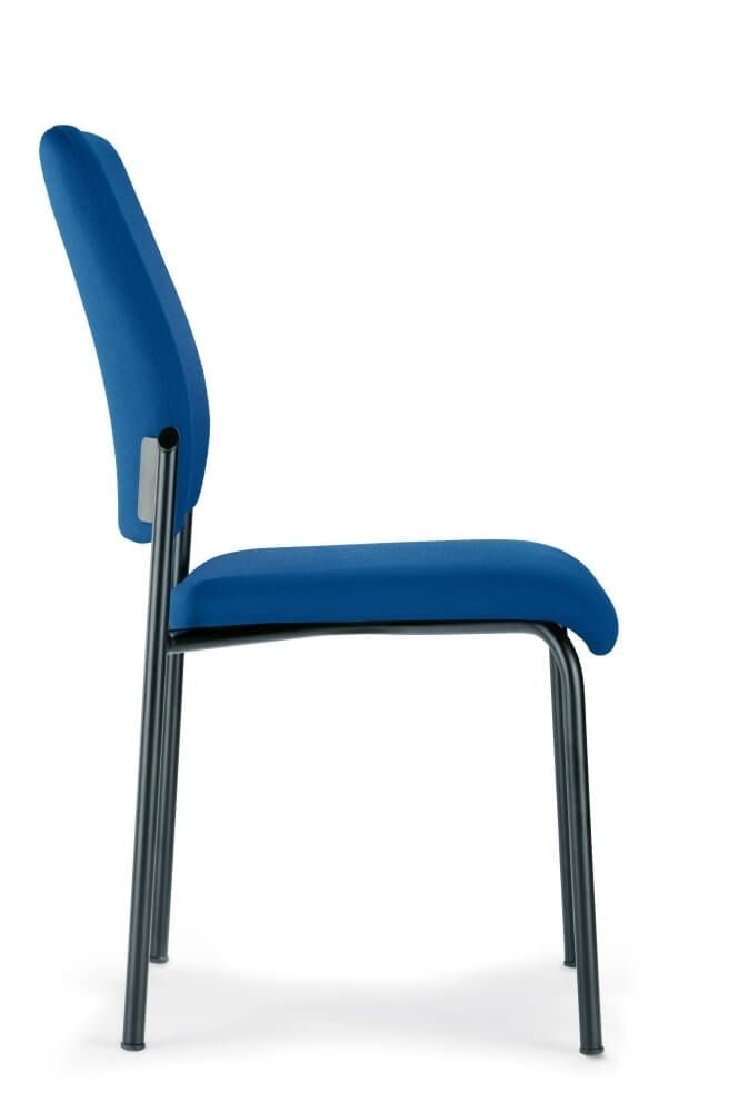 Seitenansicht eines ergonomischen Stuhls mit blauem Stoffbezug und schwarzem Metallgestell.
