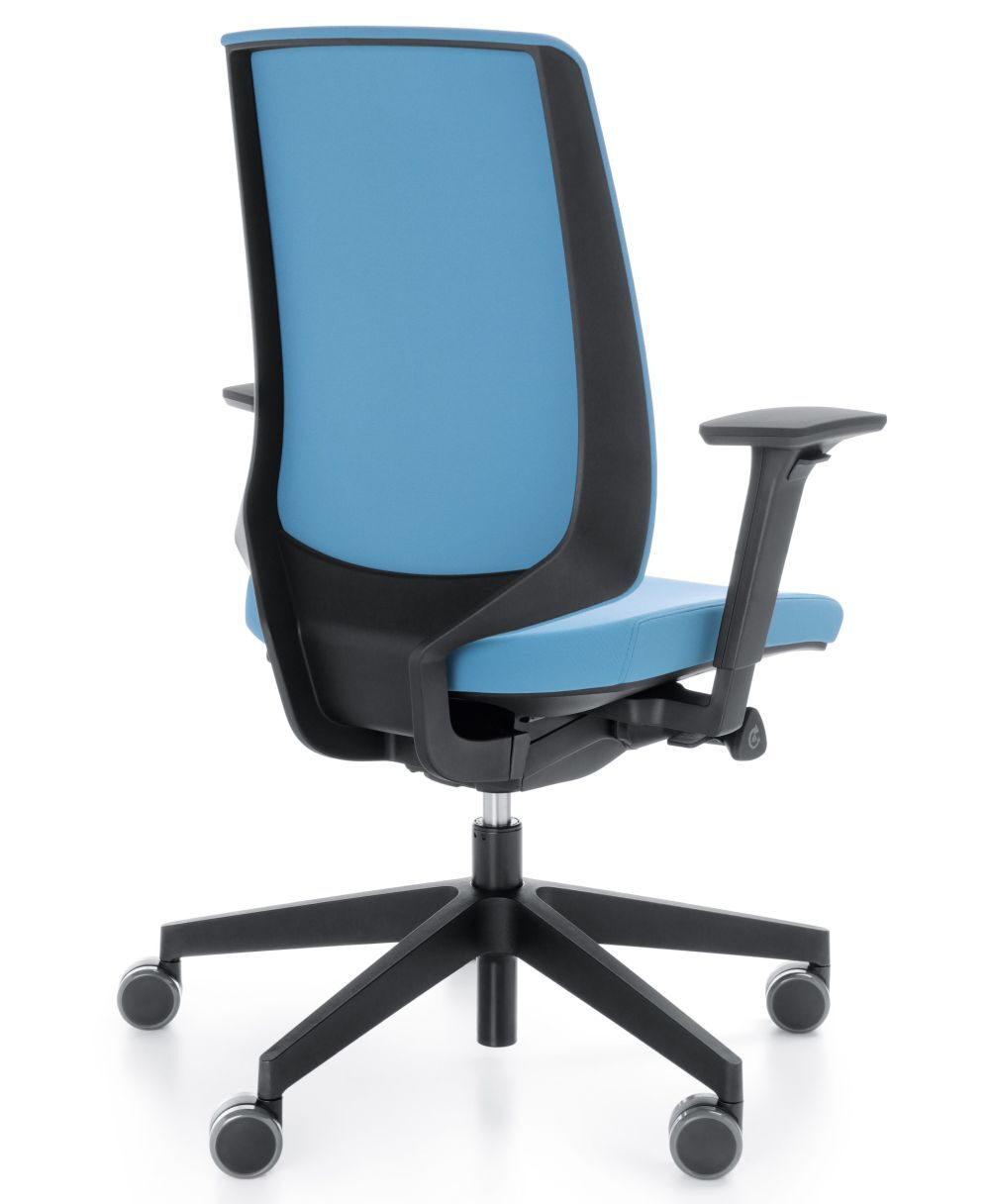 Moderner ergonomischer Bürostuhl mit blauer Rückenlehne und Sitzfläche, verstellbaren Armlehnen und Rollen.