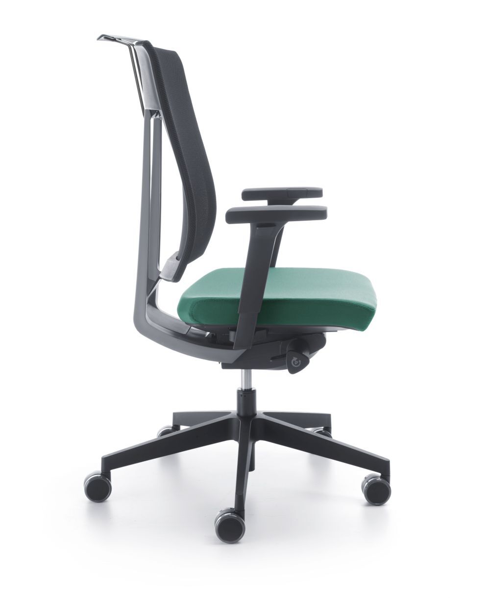 Ergonomischer Bürostuhl mit grünem Sitzpolster, Armlehnen und netzartiger Rückenlehne, seitliche Ansicht auf weißen Hintergrund.
