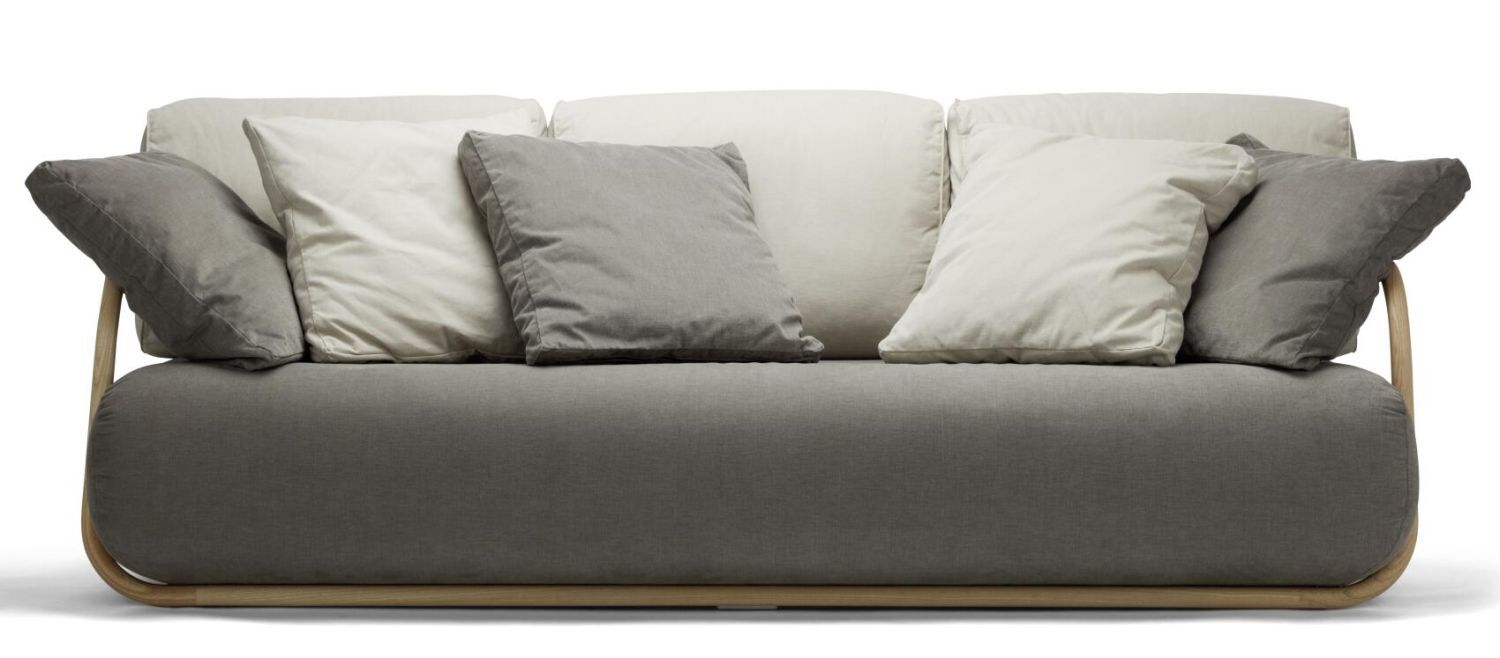 Modernes Sofa mit grauen und cremefarbenen Kissen, Holzrahmen und gepolsterter Sitzfläche für entspanntes Sitzen.