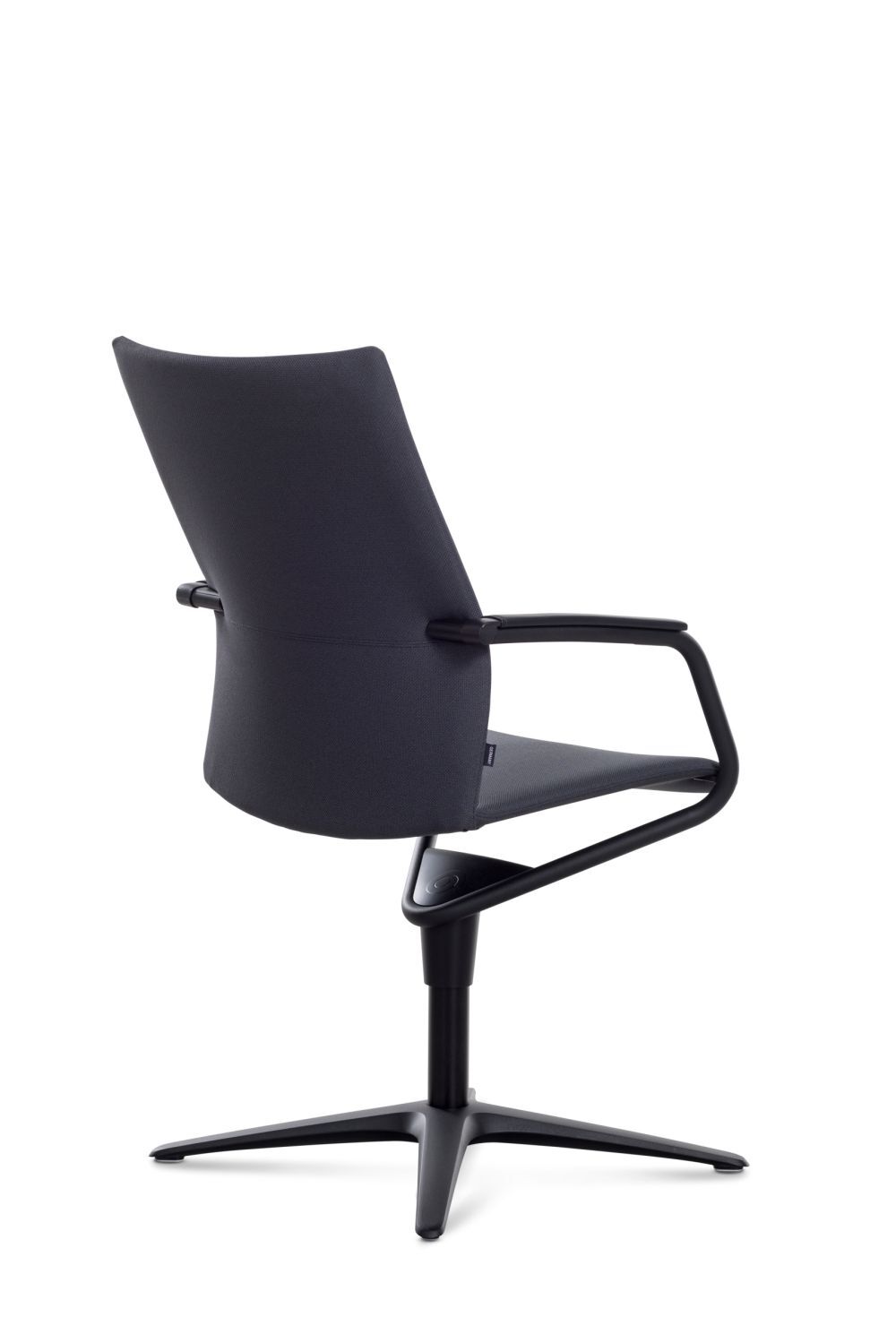 Eleganter ergonomischer Bürostuhl mit schwarzem Stoffbezug, Rückansicht, auf Metallfuß. Ideal für dynamisches Sitzen.