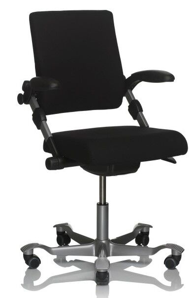 Ergonomischer Bürostuhl in Schwarz mit verstellbaren Armlehnen und rollendem Sockel für dynamisches Sitzen.