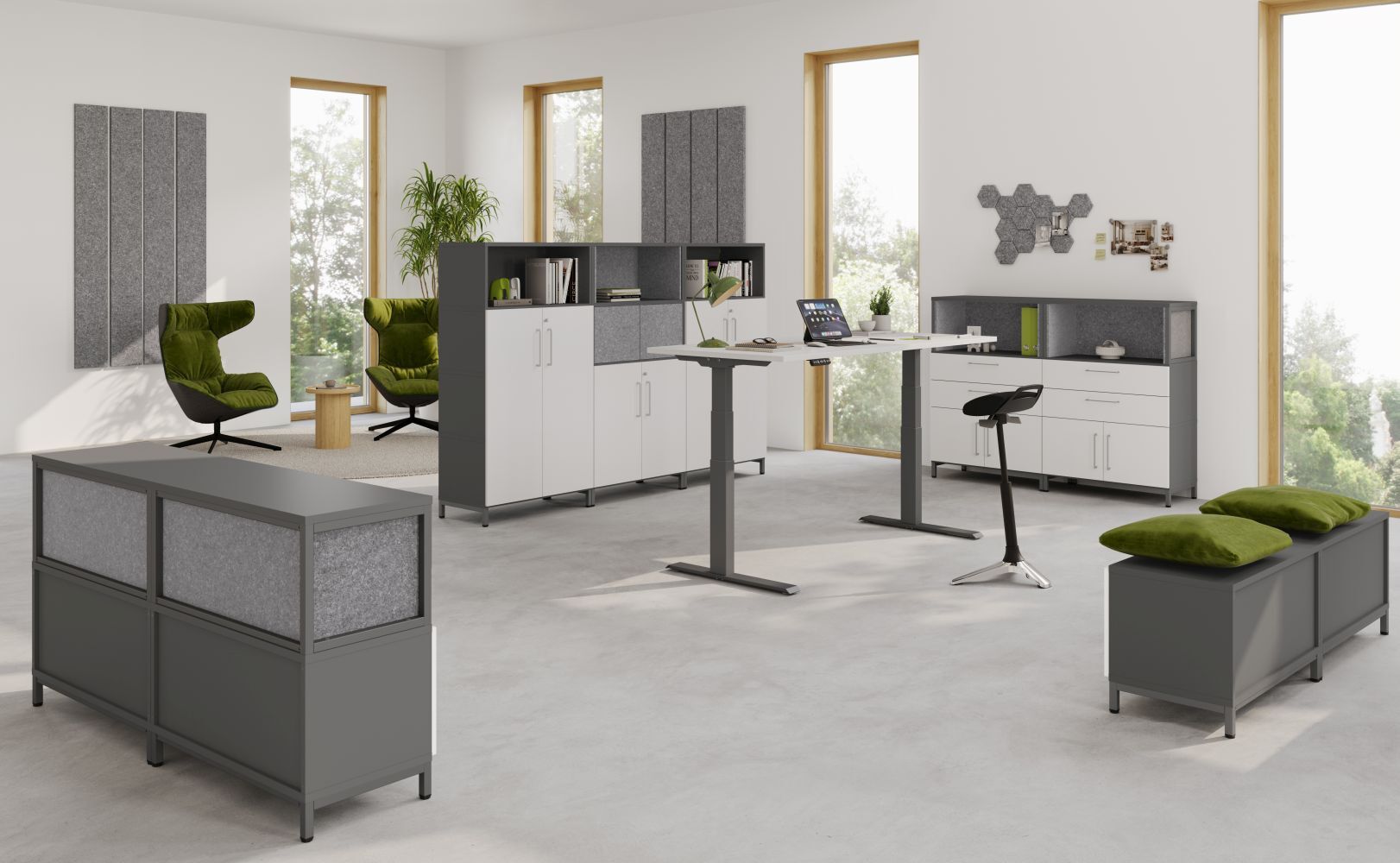 Moderner Büroarbeitsplatz mit höhenverstellbarem Schreibtisch, ergonomischen Stühlen und Regalen in hell beleuchtetem Raum.