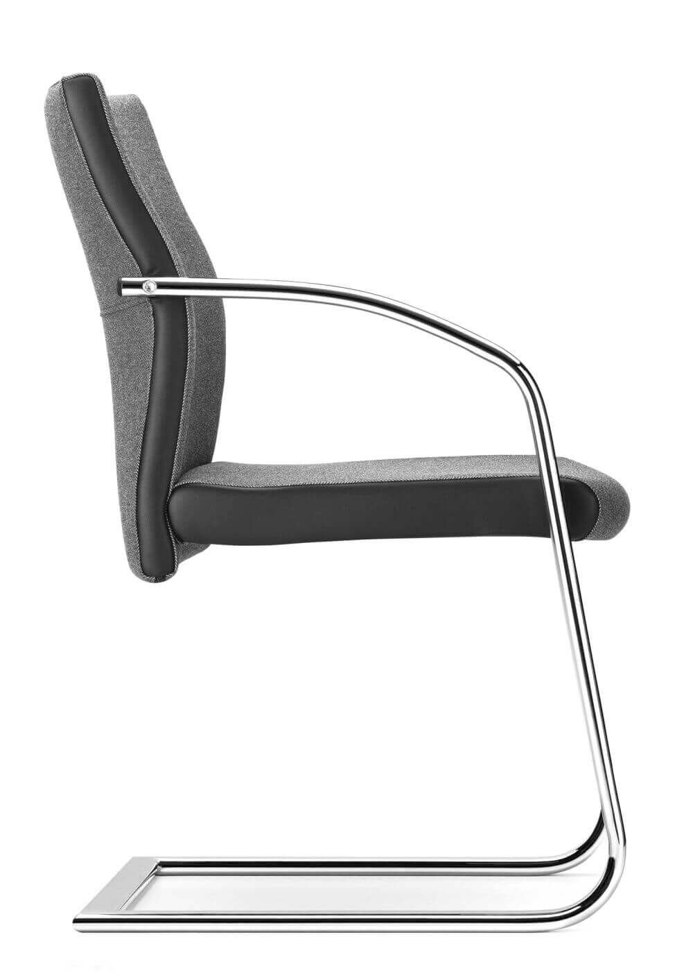 Moderner ergonomischer Bürostuhl mit grauem Stoffbezug und verchromtem Metallgestell, Seitenansicht.