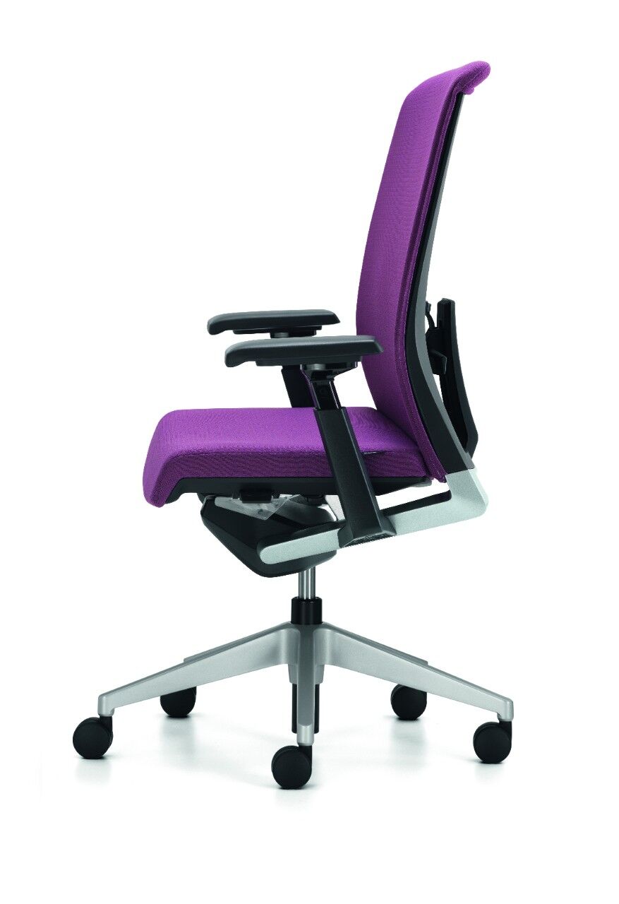 Ergonomischer Bürostuhl in Lila mit verstellbaren Armlehnen und fünffüßigem Rollgestell, Seitenansicht.