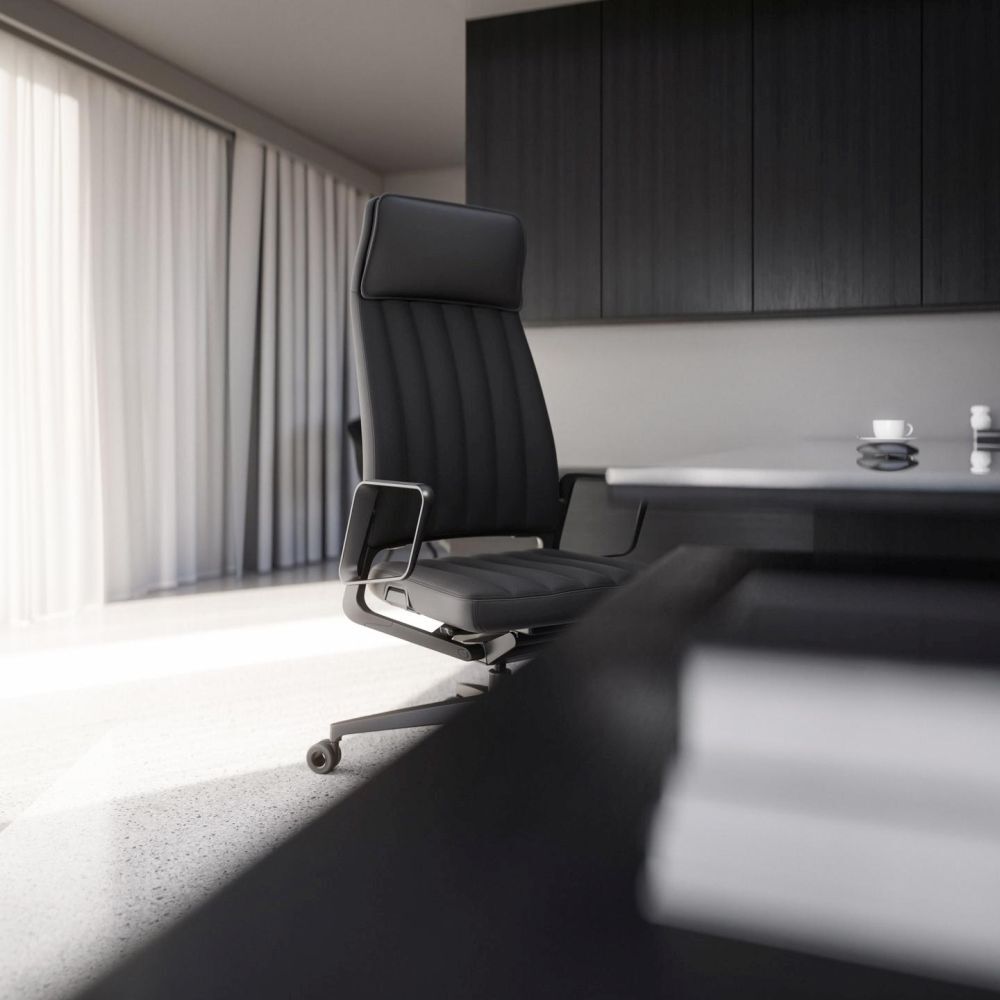 Schwarzer ergonomischer Bürostuhl in modernem, gut beleuchtetem Büro neben einem großen Fenstervorhang.