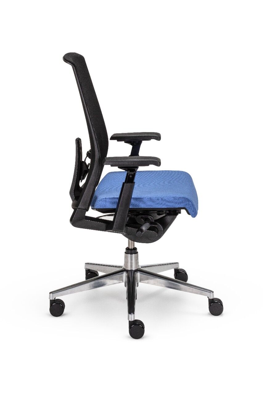 Ergonomischer Bürostuhl mit blauer Sitzfläche und verstellbaren Armlehnen, Seitenansicht auf einem Metallrollfuß.