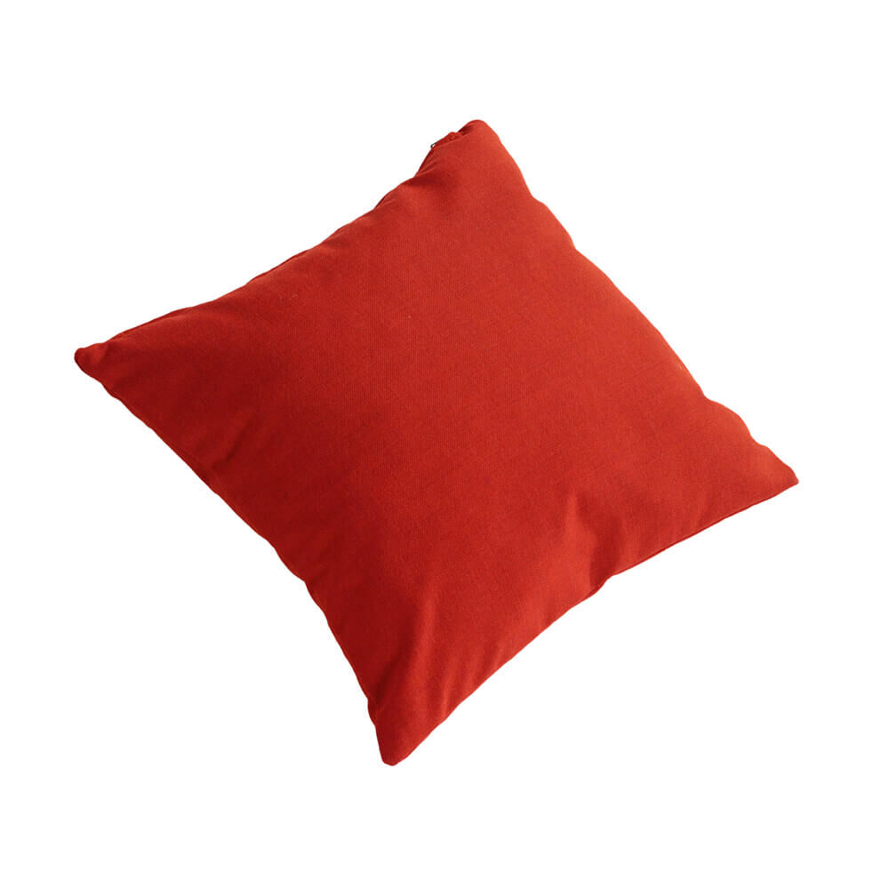 Rotes Kissen mit glatter Oberfläche, einzeln auf weißem Hintergrund abgebildet.