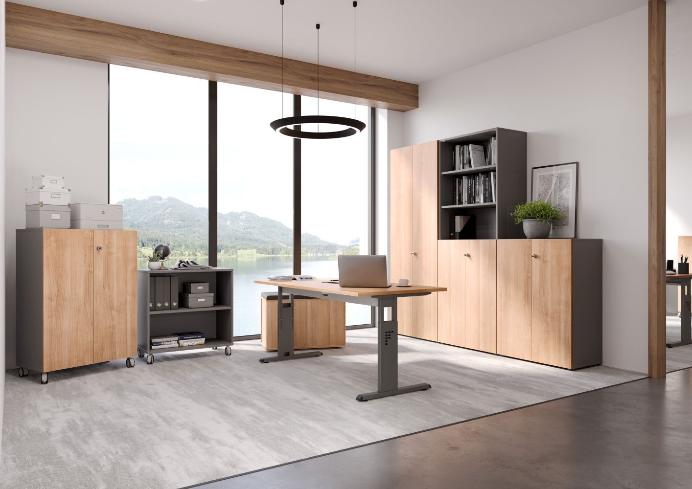 Moderne Büroumgebung mit ergonomischem Schreibtisch, Holzschränken und großen Fenstern mit Blick auf die Berge.