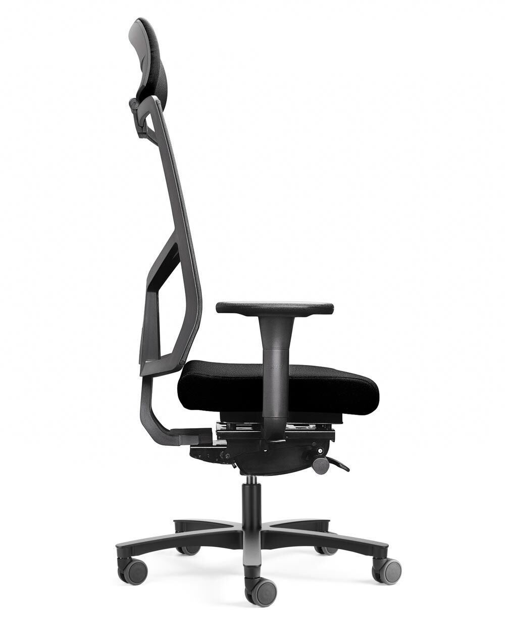 Seitenansicht eines ergonomischen Bürostuhls mit Kopfstütze und verstellbaren Armlehnen, auf Rollenbasis.