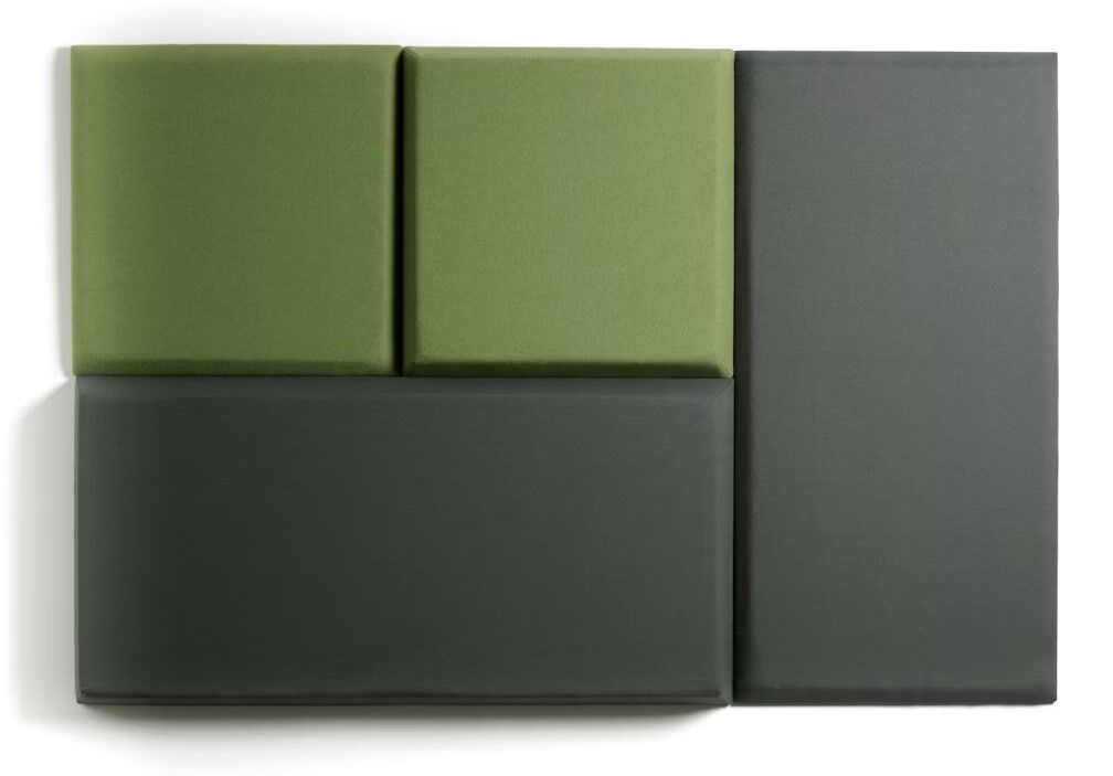 Mehrere grüne und graue schallabsorbierende Paneele in rechteckiger Form an der Wand.