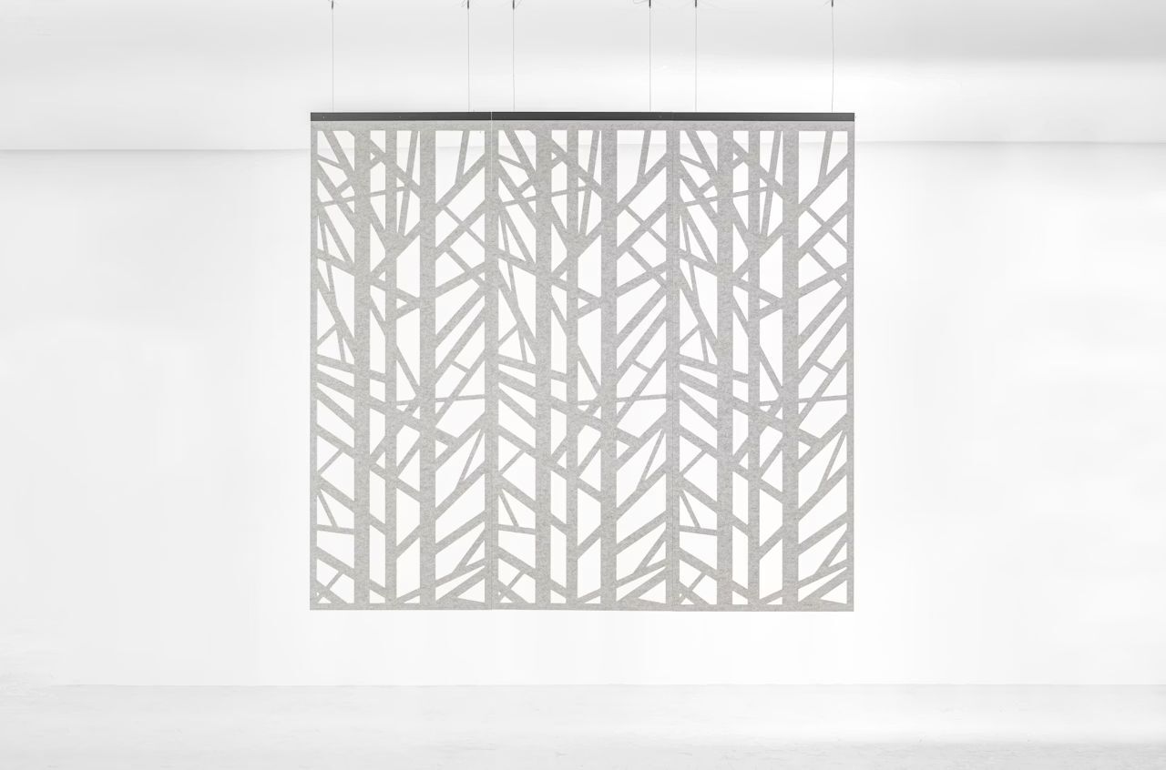 Ein modernes Raumtrennsystem mit geometrischem Design, das an grauen Schnüren von der Decke hängt.