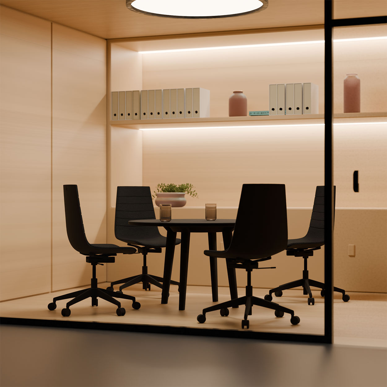 Moderner Konferenzraum mit vier schwarzen ergonomischen Bürostühlen und Tisch, umgeben von Holzregalen und Beleuchtung.