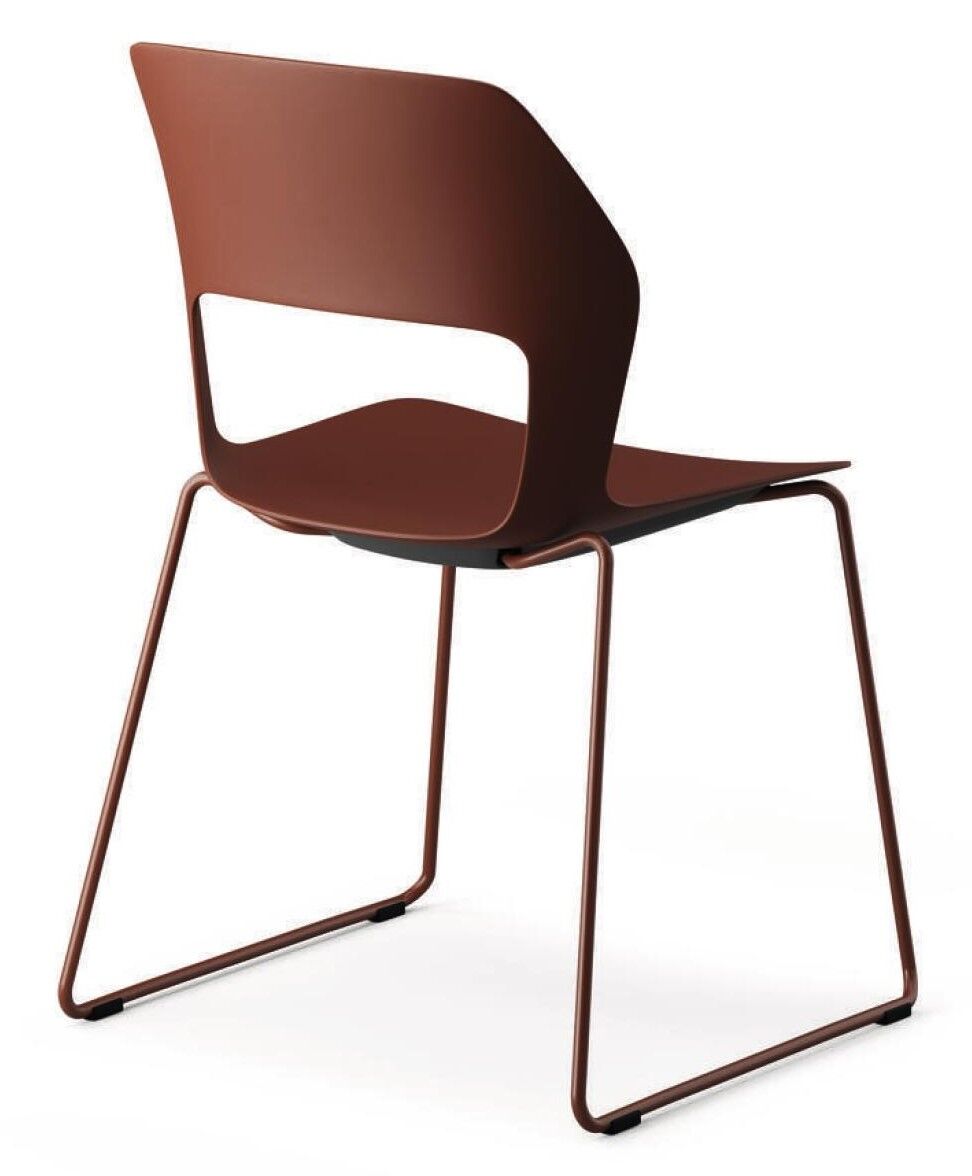 Moderner brauner Stuhl mit offenen Rückenlehnen und schlanken Metallbeinen für ergonomisches Sitzen.