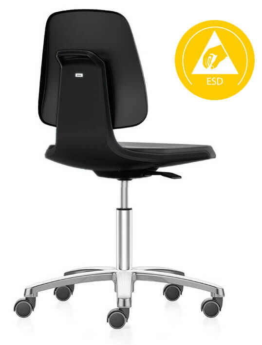 Ergonomischer Bürostuhl mit schwarzer Rückenlehne und ESD-Schutzsymbol, auf verchromtem Rollgestell.