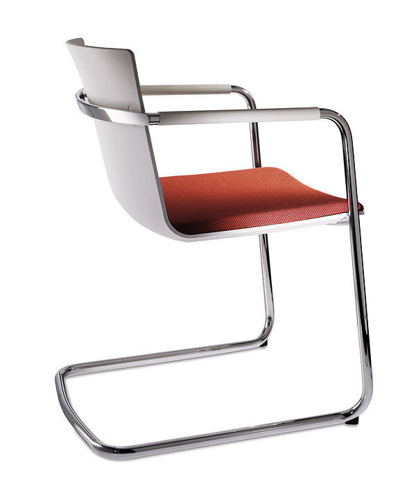 Moderner Freischwinger mit orangefarbenem Sitz, chromfarbenem Rahmen und weißen Armlehnen, ideal für ergonomisches Sitzen.