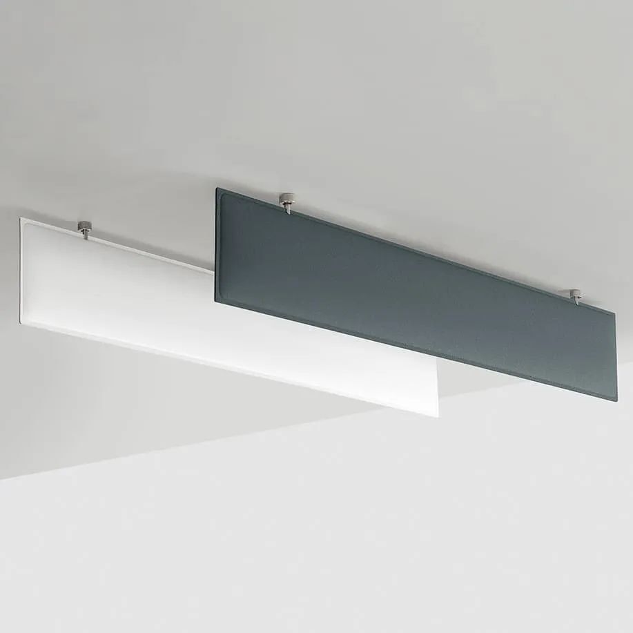 Zwei moderne Akustikpaneele an der Decke montiert, in Weiß und Dunkelgrau, für verbesserten Schallschutz.