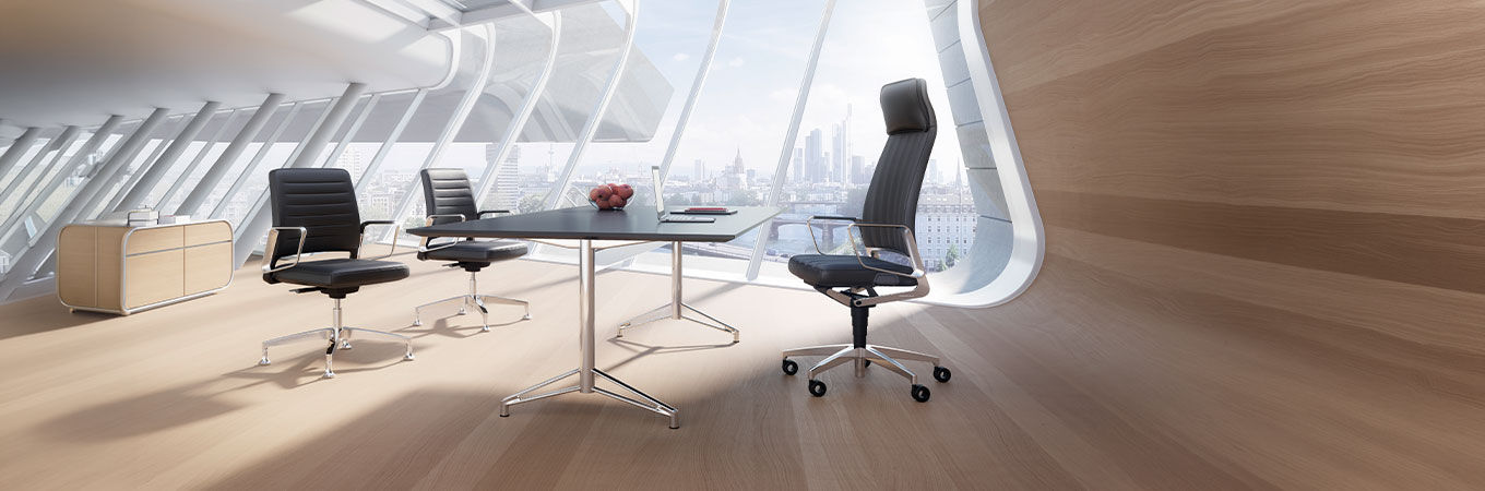 Moderner Besprechungsraum mit ergonomischen Bürostühlen, großem Tisch und Blick auf die Skyline durch große Fenster.