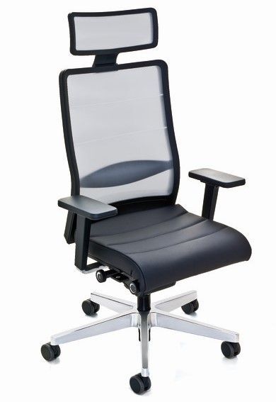 Moderner ergonomischer Bürostuhl mit Netzrückenlehne, Kopfstütze und verstellbaren Armlehnen auf einem Drehfuß aus Chrom.