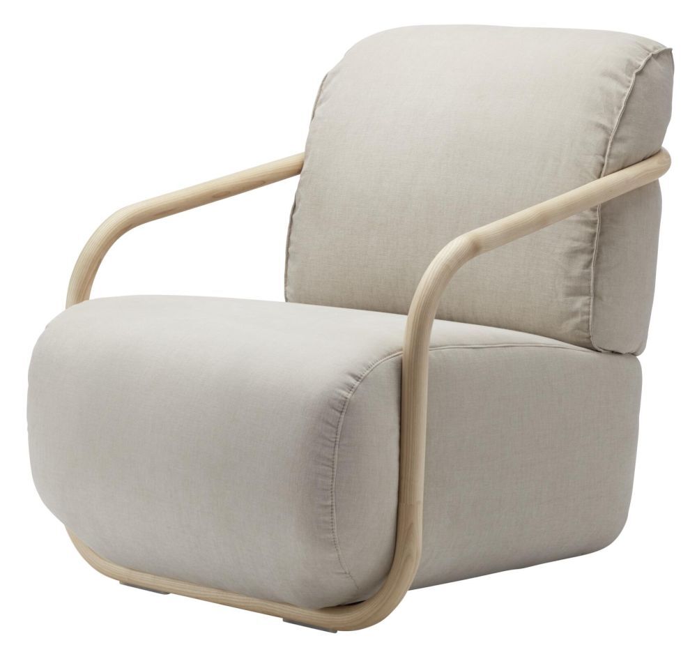 Ergonomischer Sessel mit hellgrauem Stoffbezug und geschwungenen Holzarmlehnen für komfortables Sitzen.