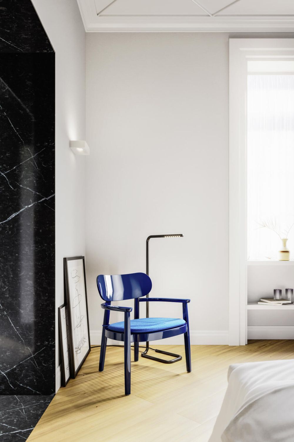Blauer Designerstuhl in modernem Raum mit Holzfußboden, schwarzer Stehlampe und minimalistischer Dekoration.