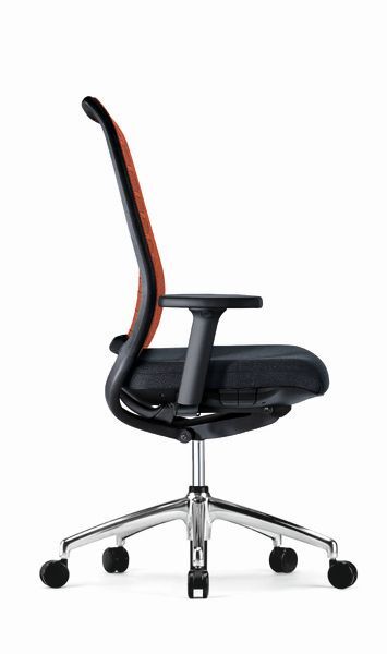 Ergonomischer Bürostuhl mit Netzrücken und gepolstertem Sitz, auf verstellbarem Rollfuß, Profilansicht.