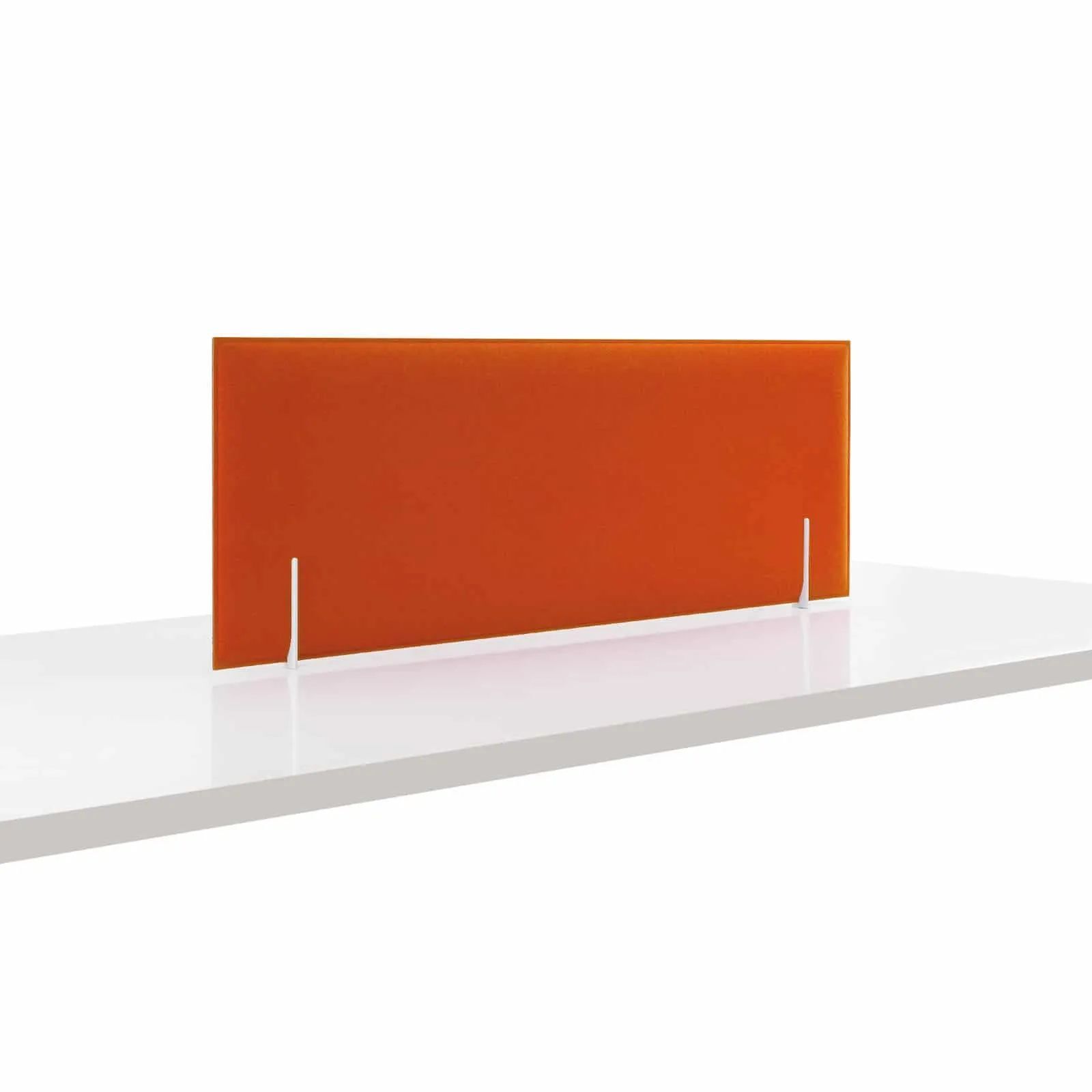 Orange Trennwand auf einem weißen Schreibtisch für erhöhte Privatsphäre und Schallschutz im Büro.