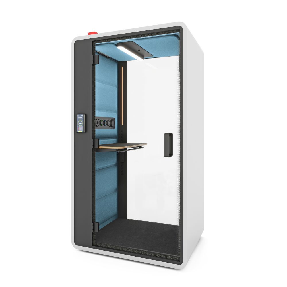 Schallisolierte Bürokabine mit blauem Interieur, ausgestattet mit Tisch, Steckdosen und Beleuchtung für ungestörtes Arbeiten.