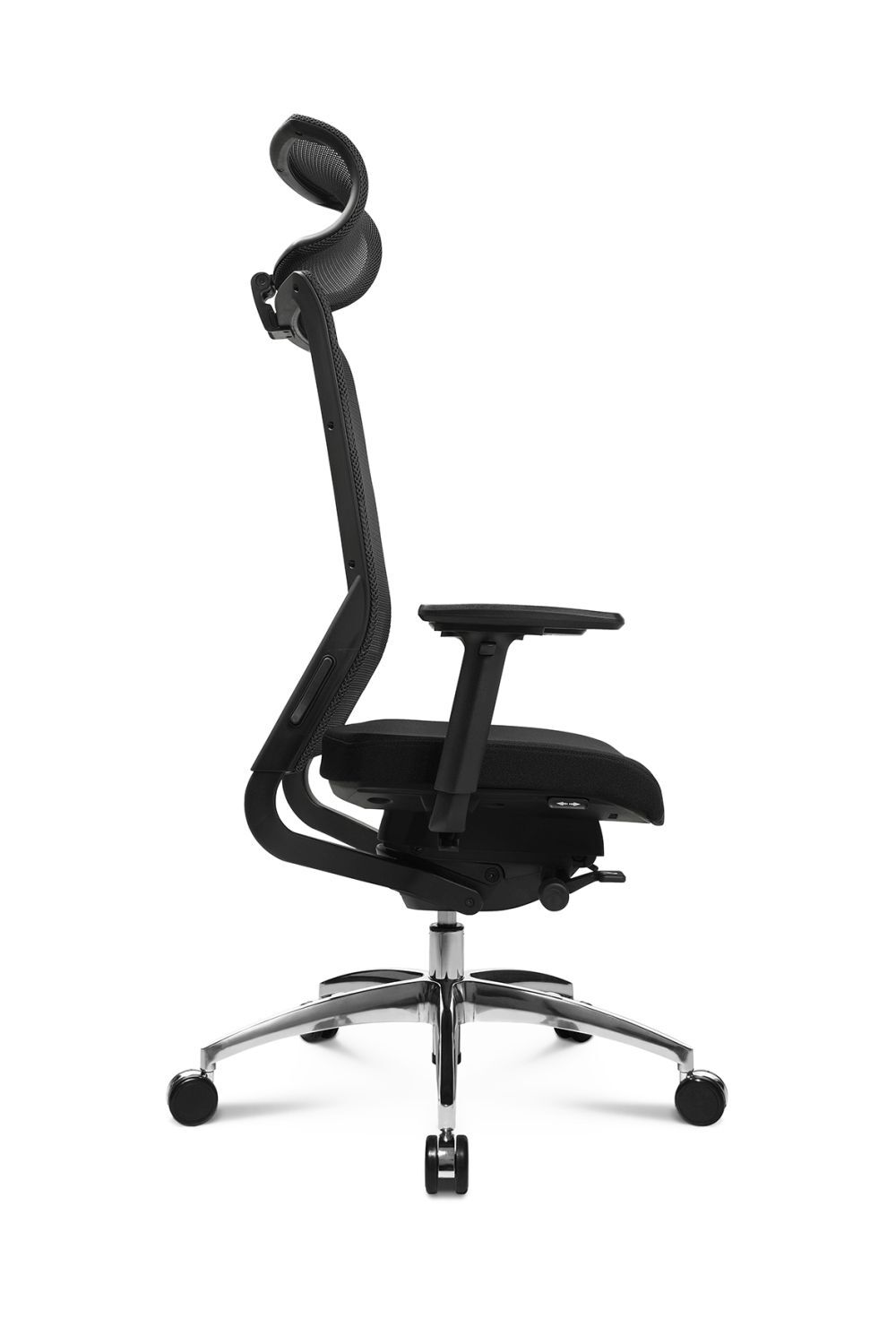 Ergonomischer Bürostuhl mit Nackenstütze und verstellbaren Armlehnen, seitliche Ansicht auf verchromtem Fußkreuz.