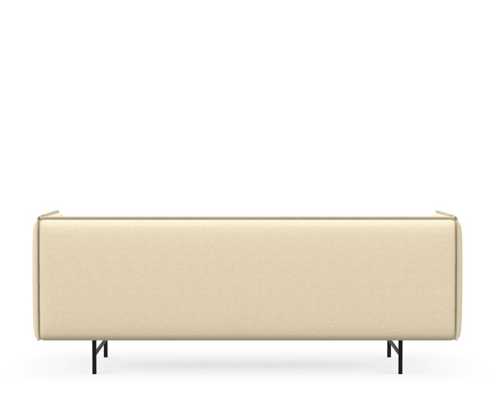 Rückansicht eines modernen, beigen Sofas mit schlanken, schwarzen Metallbeinen auf weißem Hintergrund.