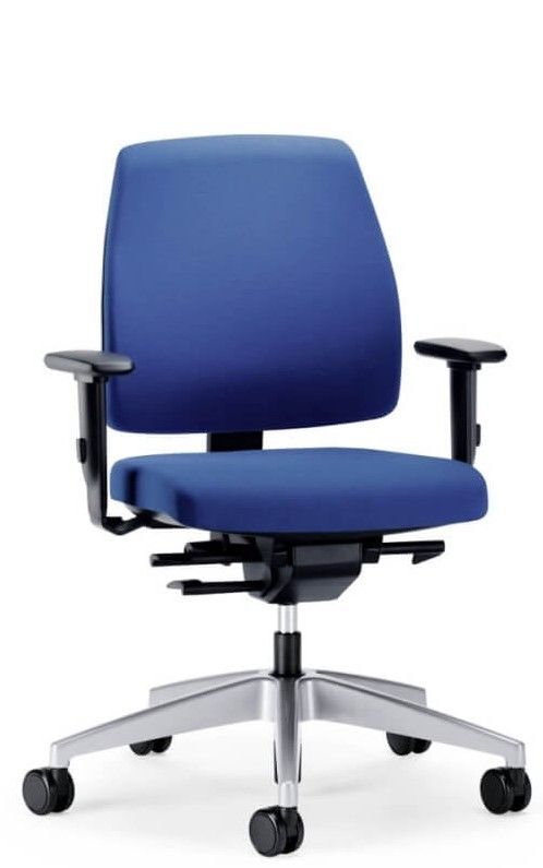 Moderner Bürostuhl mit blauer Polsterung, verstellbaren Armlehnen und stabilem, silbernem Drehfuß mit Rollen.