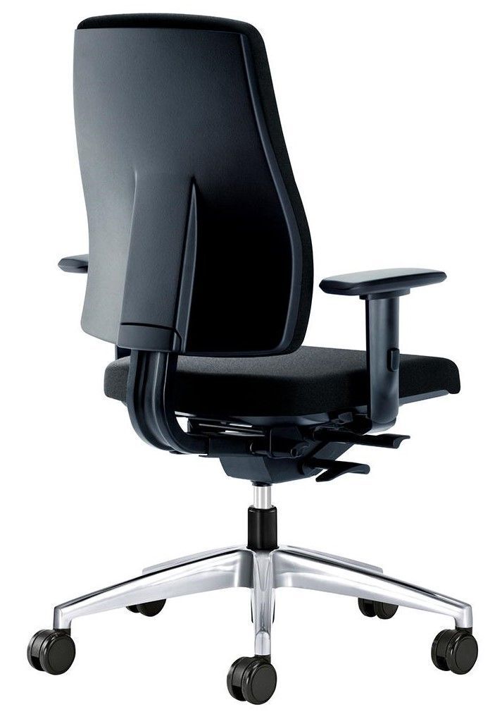 Hochwertiger ergonomischer Bürostuhl mit schwarzen Armlehnen und poliertem Metallfußgestell auf Rollen.