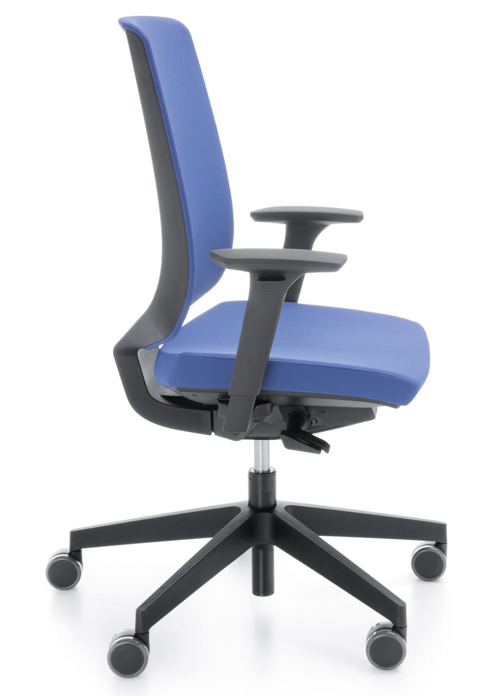Ergonomischer Bürostuhl mit blauer Polsterung, verstellbaren Armlehnen und fünf Rollen für dynamisches Sitzen.