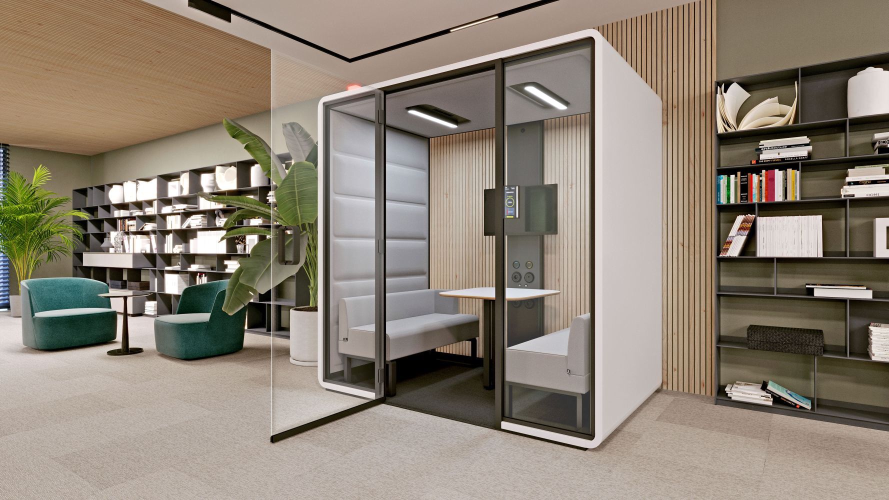 Moderner Büroraum mit schallgeschützter Kabine, ergonomischen Stühlen und Bücherregalen für ein gesundes Arbeitsumfeld.