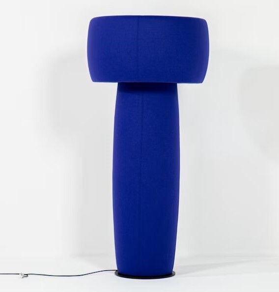 Ein blauer, moderner Lampendesign, das an einen abstrakten Pilz erinnert, auf weißem Hintergrund.