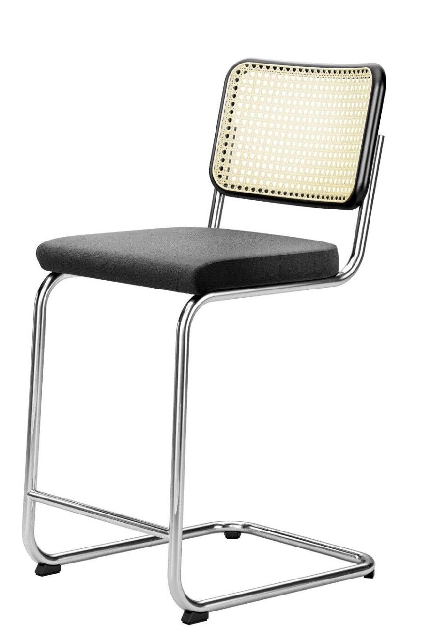 Moderner Stuhl mit schwarzer Sitzfläche, Chromgestell und geflochtener Rückenlehne, geeignet für ergonomisches Sitzen.